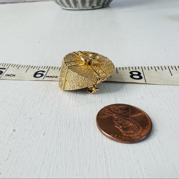 CHRISTIAN DIOR Round Present Hat Gift Box Brooch - Picture 10 of 13